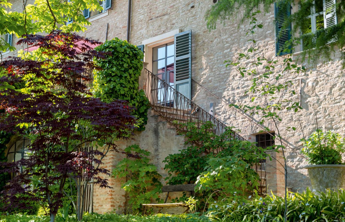 Dwustuletni dom w niewielkiej miejscowości Neviglie, między Turynem a Genuą, wcześniej był letnią posiadłością rodziny Bona – zamożnych mieszczan z Turynu.