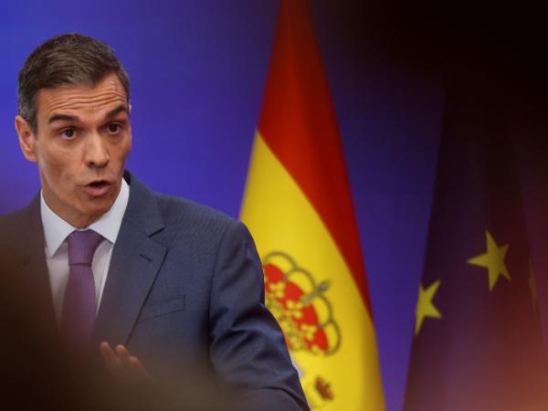 Hiszpański premier Pedro Sanchez, powoli wyrastający na głównego europejskiego krytyka obecnej amerykańskiej administracji, w dodatku odważnego na tyle, by przynajmniej deklaratywnie iść pod prąd europejskiego serwilizmu wobec Waszyngtonu.