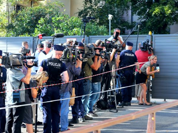 Dziennikarze pod siedzibą PiS na ul. Nowogrodzkiej w Warszawie