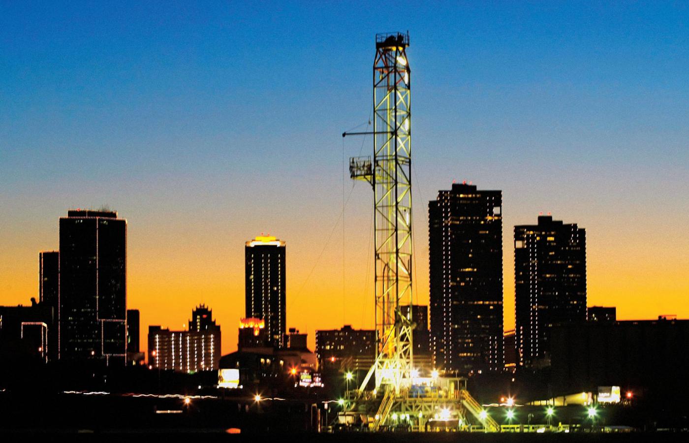 Wieża wiertnicza do pozyskiwania gazu łupkowego, Fort Worth w Teksasie.