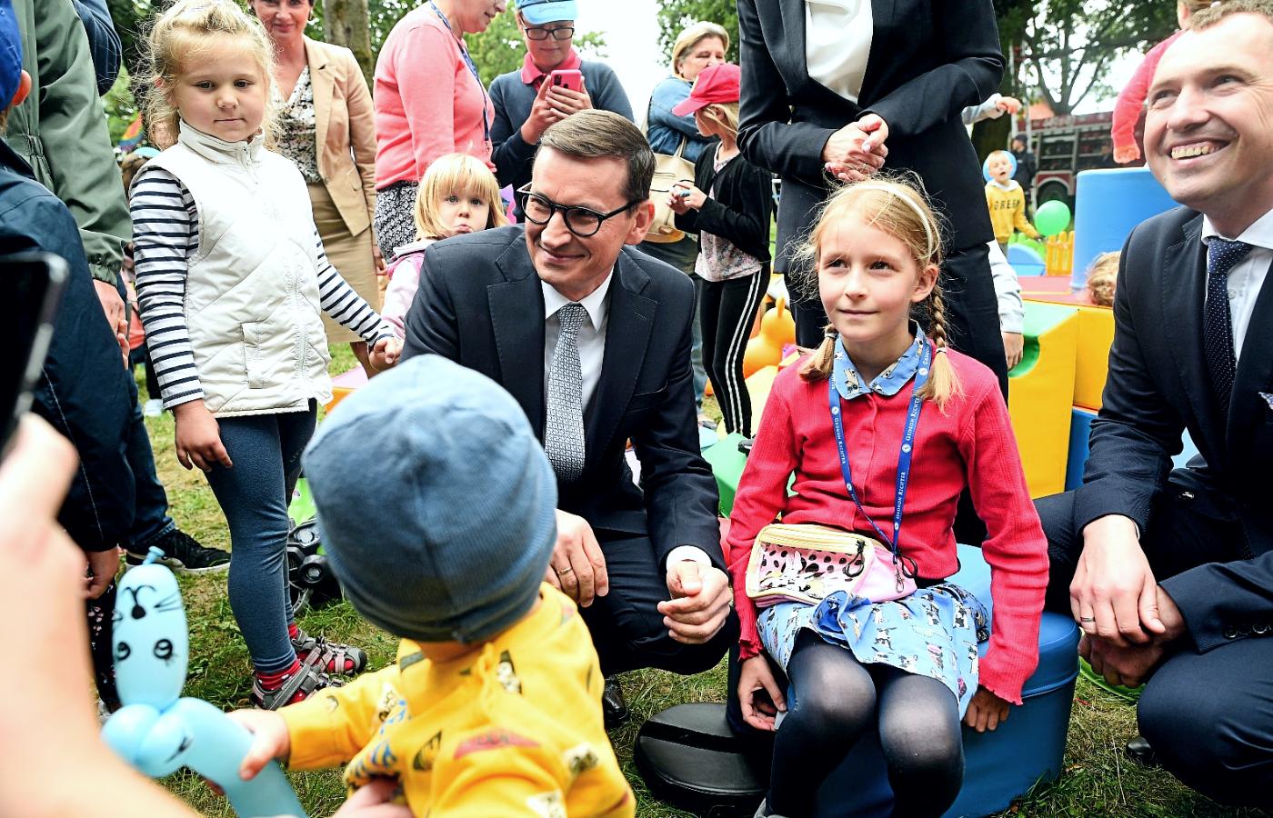 Premier Mateusz Morawiecki lubi się fotografować w otoczeniu dzieci.