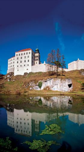 Przebudowany w stylu renesansowym zamek w Pieskowej Skale. Zostawić go w takim kształcie czy zburzyć i odbudować w stylu „kazimierzowskim”?
