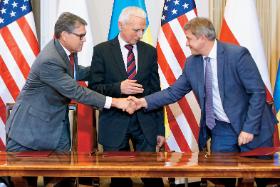 Od lewej: Rick Perry, Piotr Naimski i Oleksandr Danyluk.