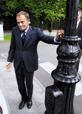Premier Donald Tusk w drodze do swej kancelarii po posiedzeniu Rady Bezpieczeństwa Narodowego. Maj 2010