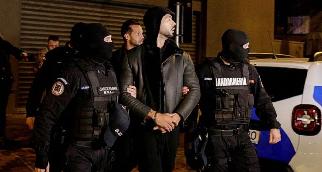 Andrew Tate i jego brat Tate zostali zatrzymani przez rumuńską policję.
