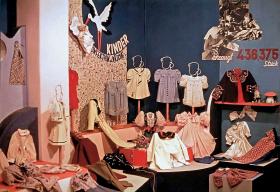 Wystawa ubrań szytych w zakładach getta.