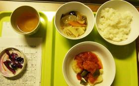 Tokio (Japonia): ogórki, zupa miso, ryż z kurczakiem.