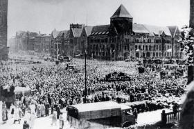 Manifestacja przed Prezydium Miejskiej Rady Narodowej w dawnym Zamku Cesarskim, 28 czerwca 1956 r.