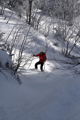 Alpinista i narciarz ekstremalny Michał Król podczas frirajdu w okolicach Kasprowego Wierchu.