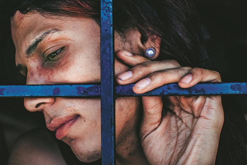 Transpłciowa aresztantka czeka na proces w jednej celi z mężczyznami. Zdana na ich łaskę i (częściej) niełaskę. Zdjęcie z cyku „Días eternos” (Wieczne dni).