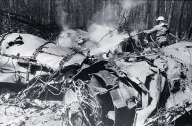 Tuż po katastrofie - gaszenie szczątków maszyny.