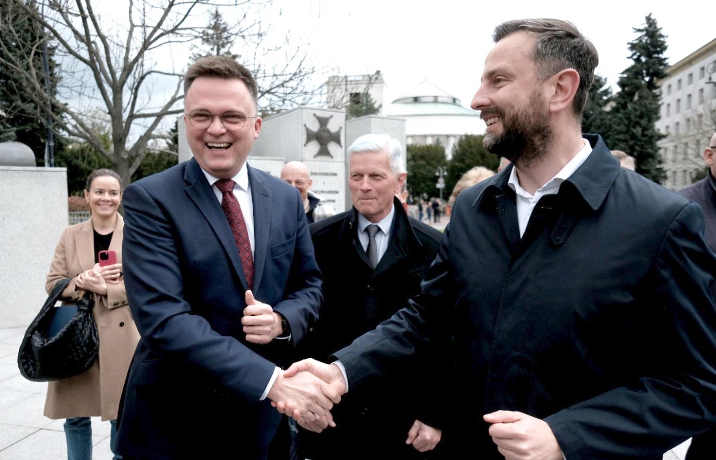 Szymon Hołownia (Polska 2050) i Władysław Kosiniak-Kamysz (PSL) przed Sejmem