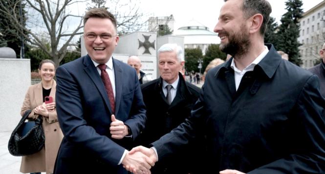 Szymon Hołownia (Polska 2050) i Władysław Kosiniak-Kamysz (PSL) przed Sejmem