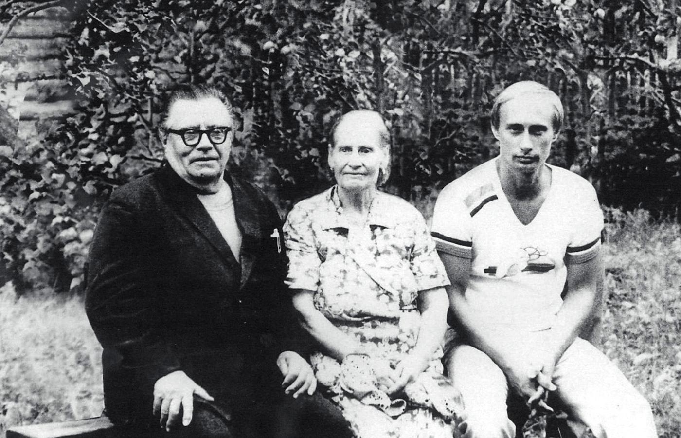 Władimir Putin z rodzicami, Władimirem i Marią