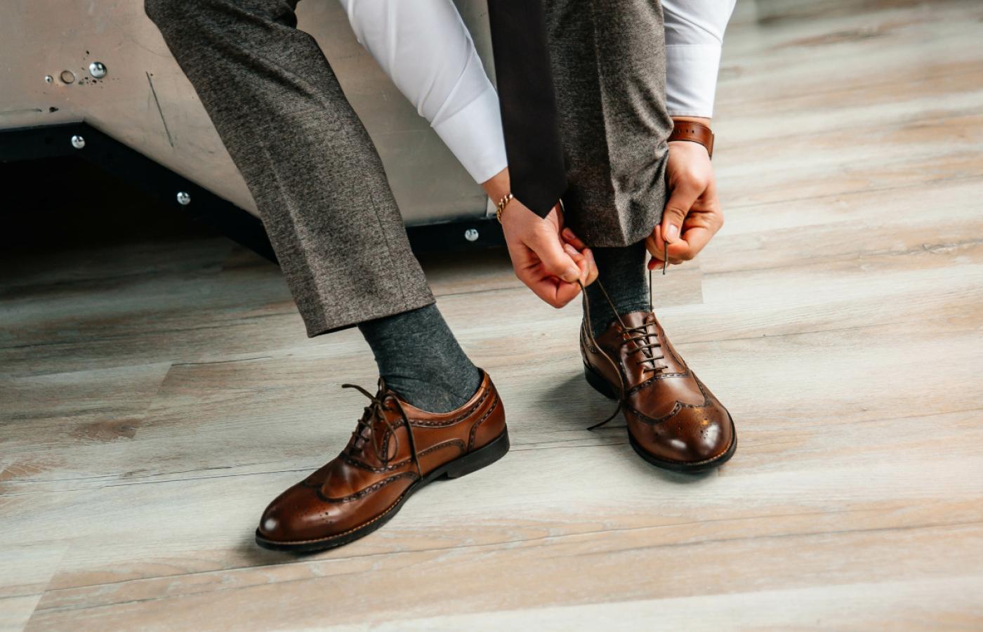 Jakie buty męskie wybrać? Oto cztery najbardziej uniwersalne pary obuwia, które warto mieć w szafie