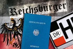 Dokumenty i symbole, które stworzyli dla siebie Obywatele Rzeszy: orzeł cesarski, paszport i tablice rejestracyjne.