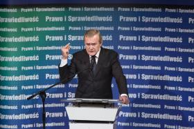 Tekę wicepremiera może dostać Piotr Gliński, co ma być swego rodzaju nagrodą za kpiny, na jakie się narażał, występując w roli dyżurnego premiera technicznego.