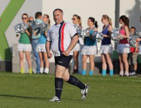 Jacek Sasin podczas meczu posłów PiS z samorządowcami na stadionie Dolcana Ząbki, czerwiec 2013 r.