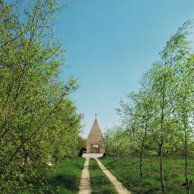 8.Votum Aleksa (Tarnów n. Wisłą). Wyjątkowy przykład skromnej i prawdziwie uduchowionej architektury sakralnej. Ascetyczna i nieduża (82 m kw.) kaplica - zaprojektowana przez pracownię Beton Marty i Lecha Rowińskich - wyjątkowo nadaje się do kontemplacji.