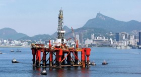 Platforma wiertnicza koło Rio de Janeiro. Złoża ropy to wielka nadzieja brazylijskiej gospodarki.