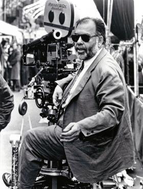 Francis Ford Coppola redefiniował język, jakim opowiadane są mafijne historie. Na fot. reżyser podczas zdjęć do trzeciej części „Ojca chrzestnego”, 1990 r.