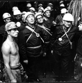 I sekretarz PZPR Edward Gierek (drugi z lewej) i premier Piotr Jaroszewicz (drugi z prawej) w odwiedzinach u górników w kopalni miedzi w Lubinie. Rok 1971.
