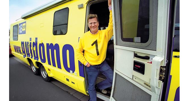 Westerwelle przy swoim Guidomobilu, którym objechał Niemcy podczas kampanii w 2002 r. Dziś z dyżurnego błazna przeobraził się w powaznego męża stanu. Fot Variopress/Forum