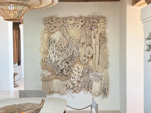 Indywidualnie. Erik tworzy na zamówienie i konsultuje się z klientem. – Lubię wiedzieć, że makrama powstaje dla konkretnej osoby, do konkretnej przestrzeni – przyznaje. Jest w stanie wykonać średnio sześć makram rocznie. Ważą czasem po kilkadziesiąt kilogramów, a największa miała wymiary ponad 1 x 3 m.