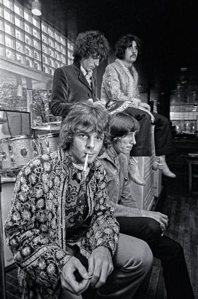 Pink Floyd w Sztokholmie w 1967 r.: Richard Wright (z przodu) i Roger Waters; w czarnej marynarce Syd Barrett, za nim Nick Mason