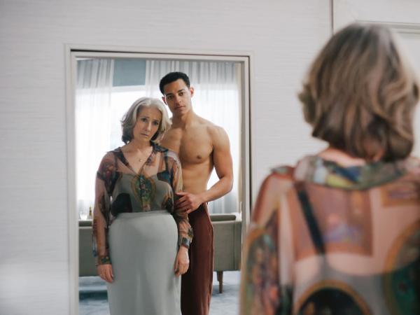 Kadr z filmu „Powodzenia, Leo Grande!”
z Emmą Thompson i Darylem McCormackiem.