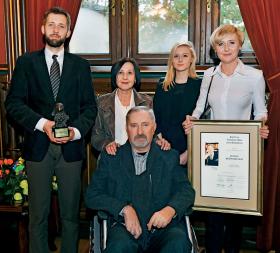 Agata Kornhauser-Duda z ojcem Julianem Kornhauserem, matką Alicją, córką Kingą i bratem Jakubem podczas uroczystego wręczenia Nagrody Orła Jana Karskiego Julianowi Kornhauserowi, Kraków, październik 2015 r.