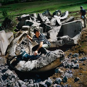 Desperaci próbują je rozbierać, ale betonowe kopuły jeszcze długo nie zniką z krajobrazu.