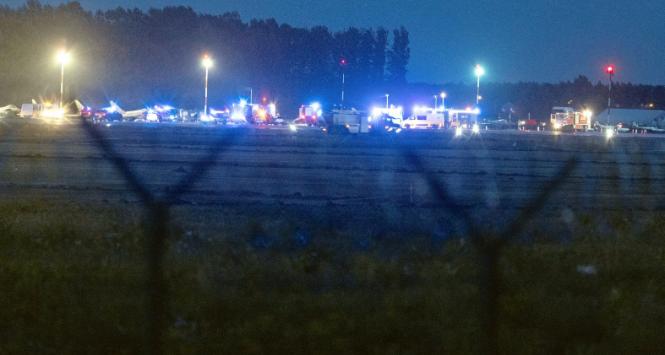 Katastrofa F-16 w Radomiu. Pas startowy lotniska po rozbiciu się samolotu w czasie prób do weekendowego airshow. 28 sierpnia 2025 r.