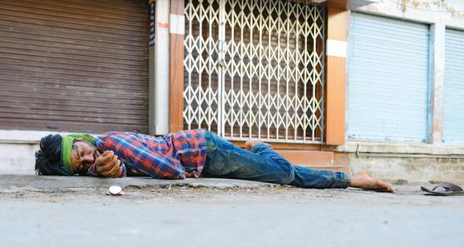 Wciąż pije się raczej szybko, dużo i bez wygód, a do domu jedzie w nietrzeźwości. Ok. 40 proc. kierowców prowadzi w Indiach pod wpływem alkoholu, co trzeci wypadek drogowy powodują nietrzeźwi.