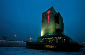 Żelbetowa konstrukcja Flyspot wygląda jak przyciężka rakieta.