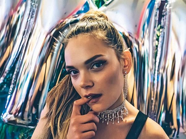 Sandra Drzymalska jako Monika w filmie „Ostatni Komers” na podstawie powieści „Ma być czysto”.