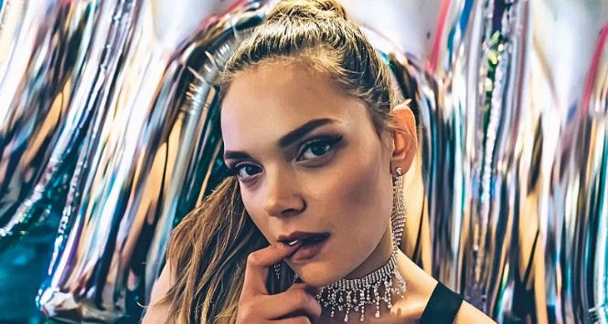 Sandra Drzymalska jako Monika w filmie „Ostatni Komers” na podstawie powieści „Ma być czysto”.