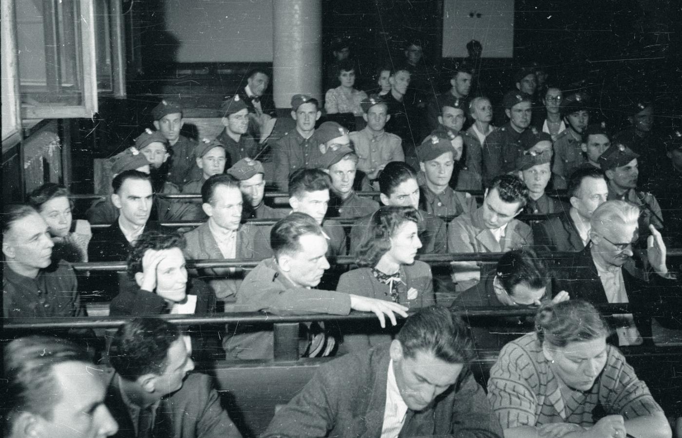 Pierwszy dzień procesu członków Zrzeszenia Wolność i Niezawisłośc (WiN), oskarżonych o działalność szpiegowską. Rozprawa toczyła się przed Wojskowym Sądem Rejonowym. Warszawa, sierpień 1947 r.