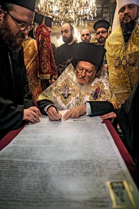 Bartłomiej, patriarcha konstantynopolitański, podpisuje tomos ustanawiający autokefaliczną Cerkiew ukraińską, 5 stycznia 2019 r.