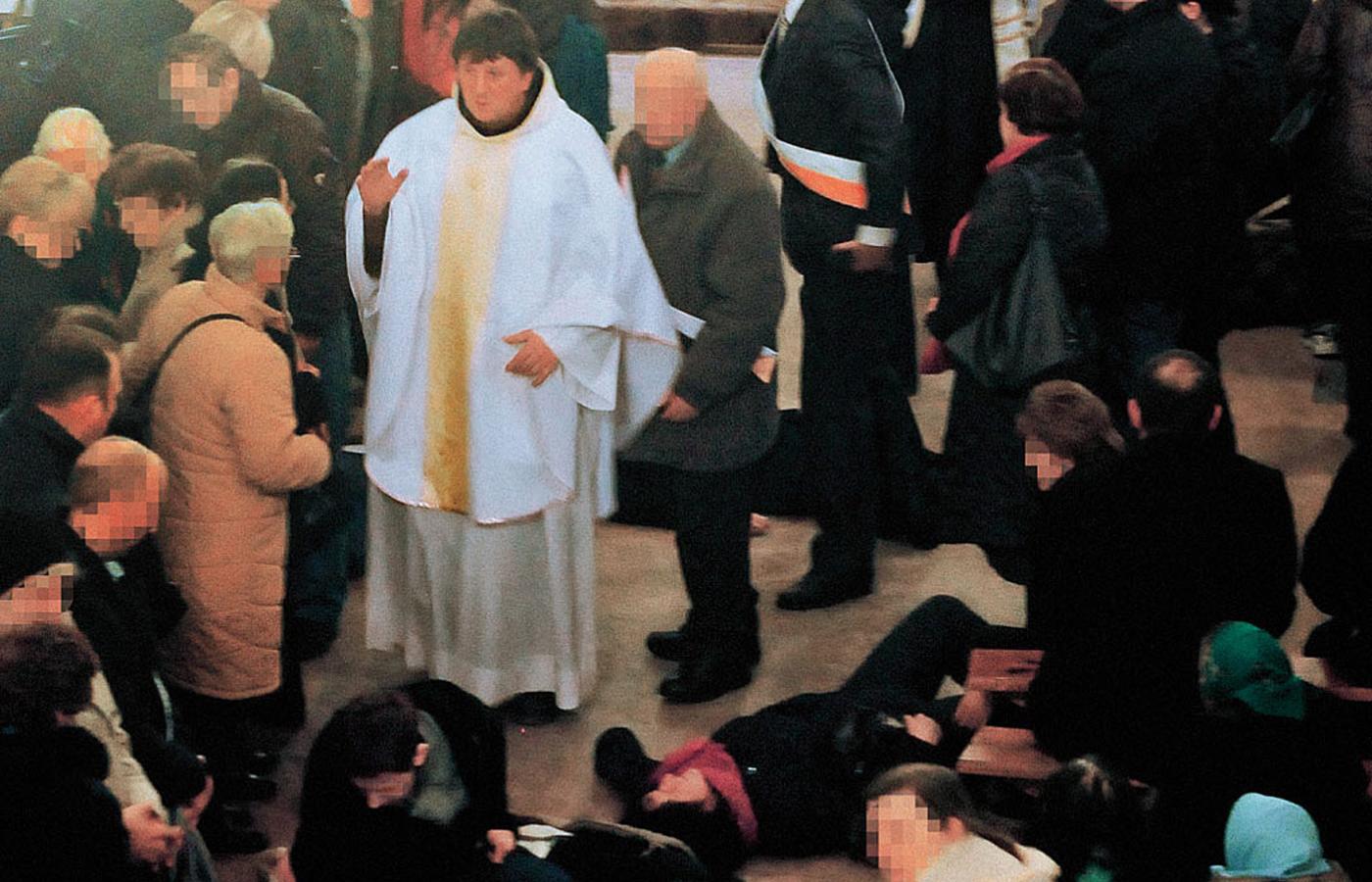 Franciszkanin o. Teodor Knapczyk podczas mszy uzdrowiennej w ostrołęckim sanktuarium.
