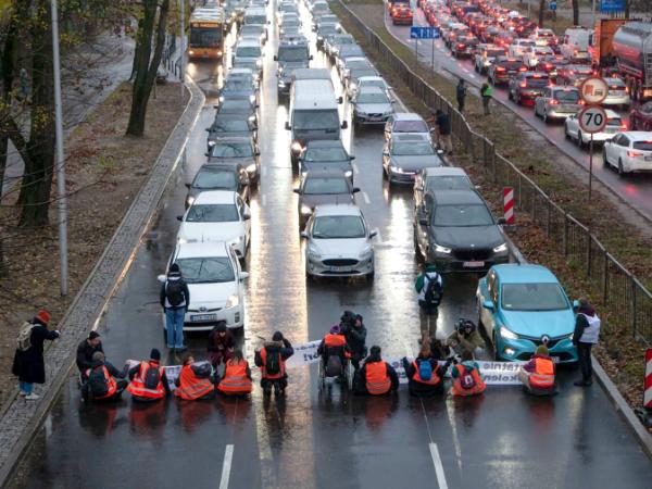 Ostatnie Pokolenie blokuje Wisłostradę.