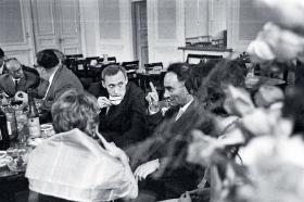 Prof. Leszek Kołakowski (z filiżanką) wsród socjologów UW, ok. 1957 r.