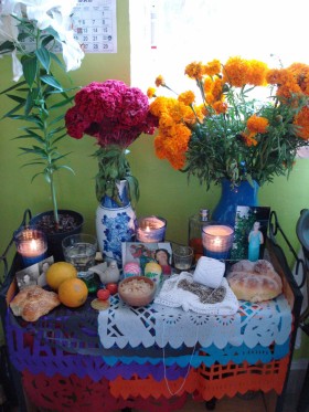 31 października w domach przygotowywana jest tzw. ofendra (czyli ołtarze ze słodkim chlebem, smakołykami, fotografiami zmarłego).