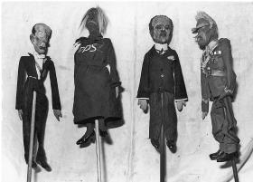 Lalki z szopki autorstwa Mariana Hemara, Jana Lechonia, Antoniego Słomińskiego i Juliana Tuwima. Pierwsza kukiełka z lewej przedstawia Józefa Becka, trzecia z lewej marszałka sejmu Kazimierza Świtalskiego, czwarta marszałka Józefa Piłsudskiego.