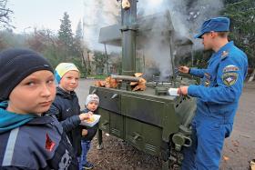 Oddziały rosyjskiego ministerstwa ds. sytuacji nadzwyczajnych wydawały gorące posiłki w okresie braków prądu na Krymie, listopad 2015 r.