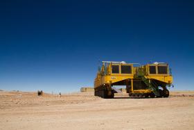Transporter Lore. To na jego pokładzie anteny są przewożone z obozu technicznego na płaskowyż Chajnantor i przestawiane z miejsca na miejsce. Są tylko dwie takie maszyny na świecie.