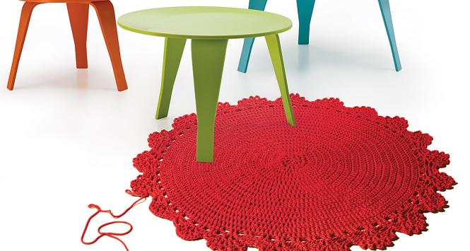 Stoliki Plum (proj. Tomasz Augustyniak) oraz dywan Nodus (proj. Anna i Artur Puszkarewiczowie).