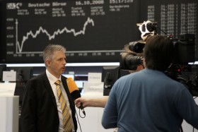 Dirk Mueller udziela wywiadu jednej z telewizji...