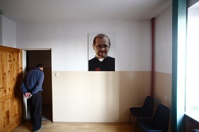 Portretu ojca Bogusława Palecznego na ścianie kaplicy w schronisku św. Łazarza.