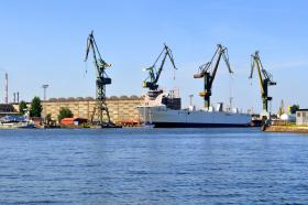 Biznes się kręci.  Po ogłoszeniu na antenie Radia Maryja akcji ratowania Stoczni Gdańskiej w 1997 r. na jego konta wpłynęło 7 mln złotych i tysiąc świadectw udziałowych. Sprawą zajmowała się prokuratura, ale nie dopatrzyła się przestępstwa.